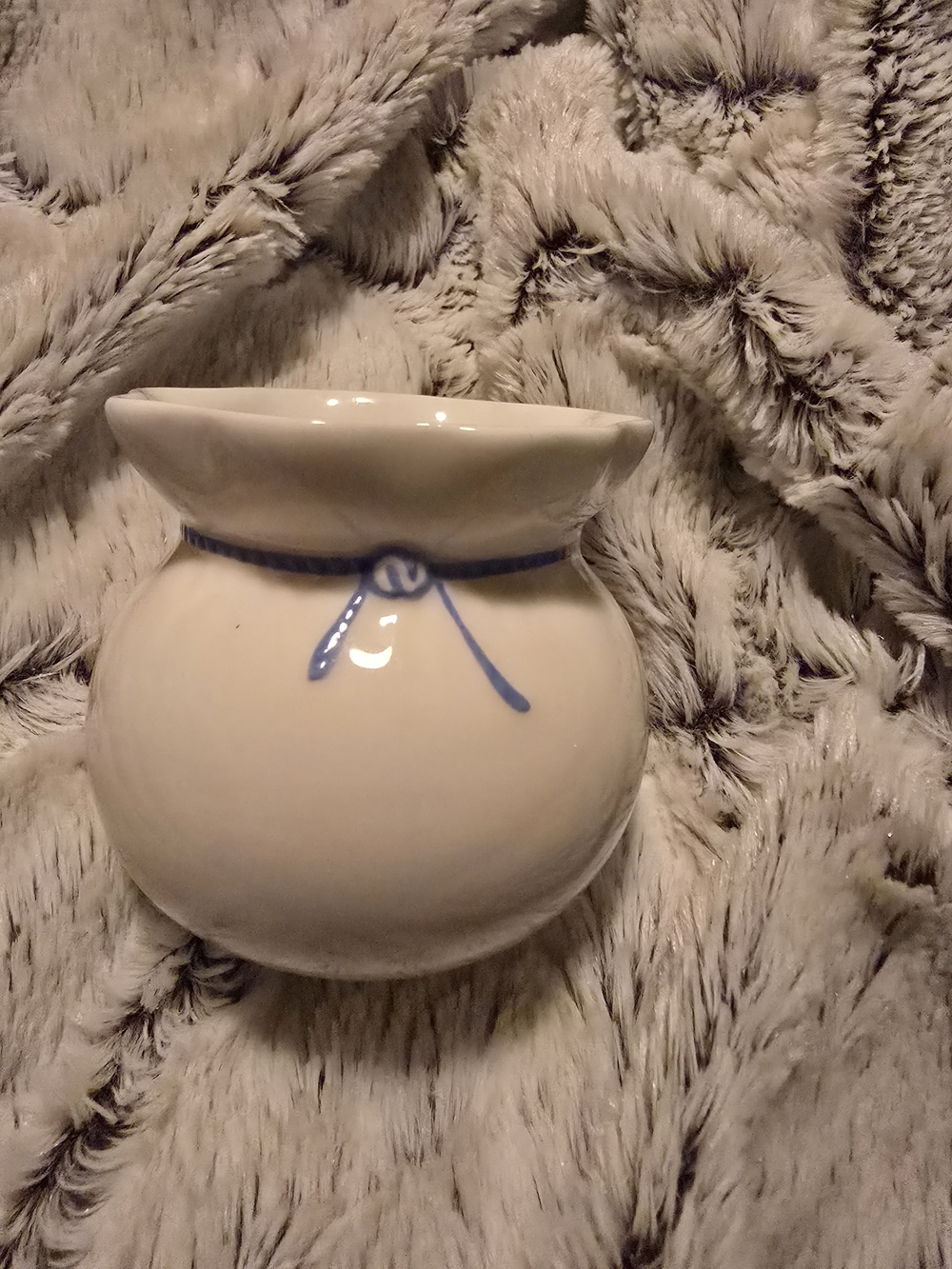 Hankook Bone China Small Vase/Toothpock Holder with Blue Ribbon Detail 3" EUC